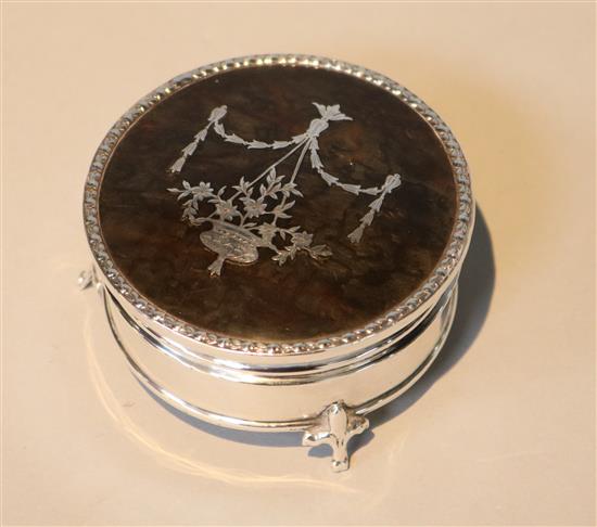 A George V silver and tortoiseshell pique circular trinket box, by Goldsmiths & Silversmiths, London, 1922, 77mm.